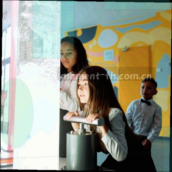 凤凰图腾与时间刻度结合，象征品牌的每一刻都算数